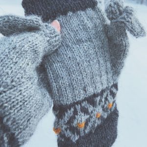 Fingerless mittens with colorwork