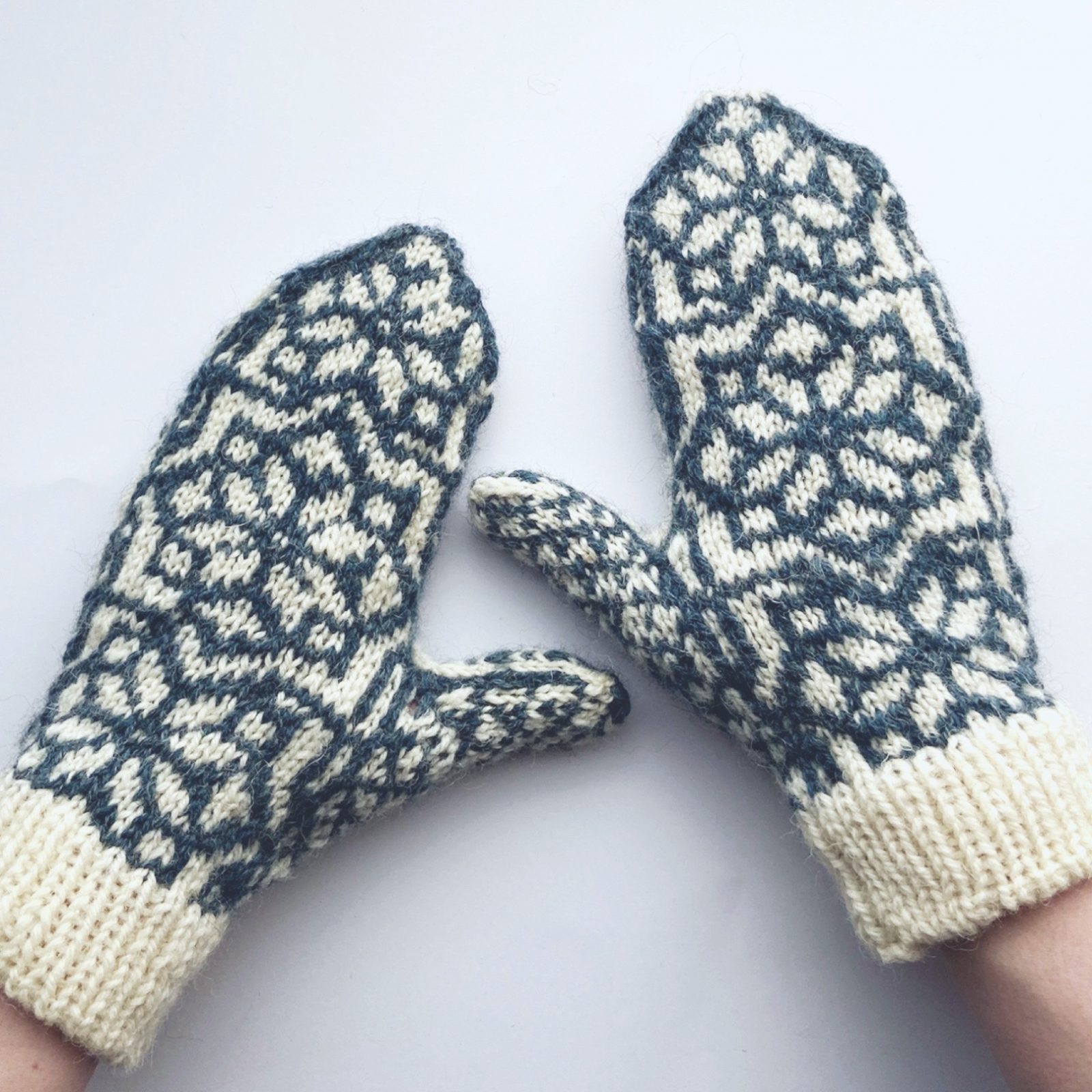 Norwegian style colorwork mittens [FREE knitting pattern] Knitgrammer